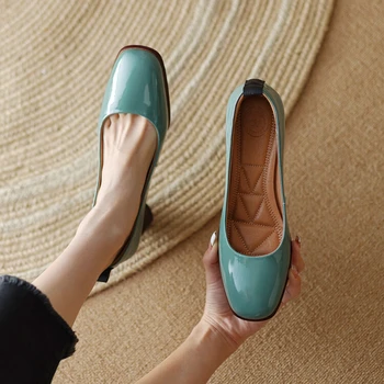 Новые весенние женские туфли-лодочки из лакированной кожи на высоком каблуке с квадратным носком, женская обувь на массивном каблуке, простая обувь ручной работы